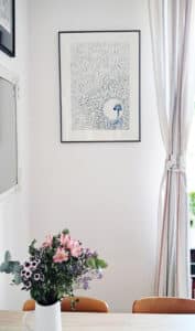 Abstraktní kaligrafie zachycuje báseň od Emily Brontë, která jako mycelium obklopuje novozélandskou houbu Závojenku hochstetterovu Kaligrafický obraz (kombinace abstraktního písma a kresby houby) od Veroniky Wuycheck v interiéru