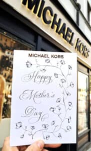 Kaligrafická přání psaná naživo pro zákazníky Michael Kors