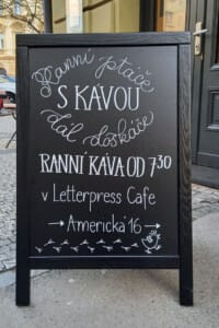 křídová kaligrafie na tabuli kavárny - menu, káva