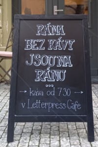 křídová kaligrafie na tabuli kavárny - menu, káva