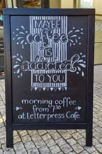 křídová kaligrafie na tabuli kavárny - menu, káva