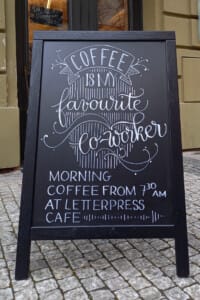 křídová kaligrafie na tabuli kavárny - menu, káva
