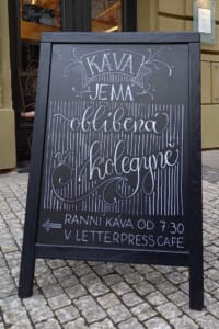 křídová kaligrafie na tabuli kavárny - menu, káva