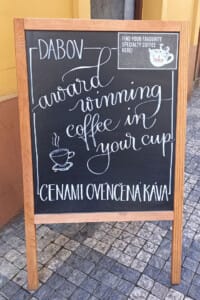 křídová kaligrafie na tabuli kavárny - menu, káva