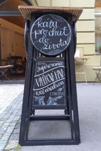 křídová kaligrafie na tabuli kavárny - menu, káva