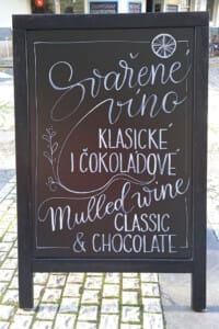 křídová kaligrafie na tabuli kavárny - menu, káva