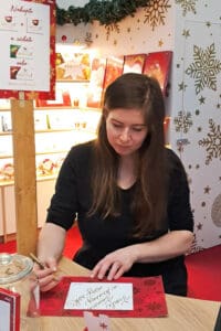 Veronika Wuycheck tvoří kaligrafii naživo