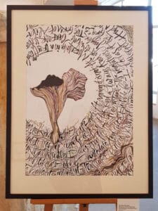 Expresivní kaligrafie kombinovaná s kresbou. Báseň od Emily Dickinson tvoří mycelium, které obklopuje kresbu hlívy plicní. Expresivní kaligrafie - obraz spojující písmo a kersbu vytvořila Veronika Wuycheck