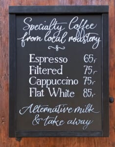 křídová kaligrafie na tabuli kavárny - menu