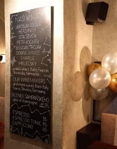 Tabule ve vinném baru Autentista Blackboard art at wine bar