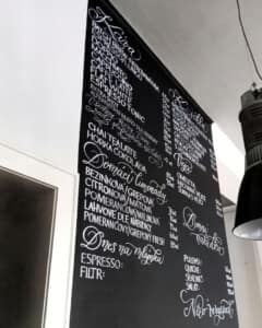křídová kaligrafie na tabuli kavárny - menu, káva