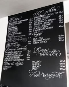 křídová kaligrafie na tabuli kavárny - menu, káva
