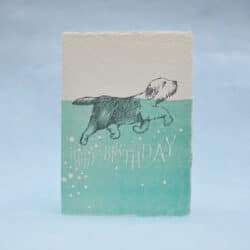 Design přání pro dílnu Labora), vytištěno knihtiskem, formát A6, dostupné na: https://labora.ee/shop/greeting_cards/dog/