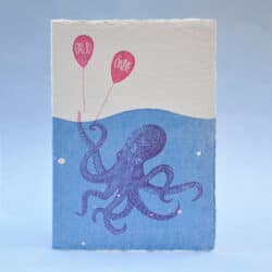 Design přání pro dílnu Labora, vytištěno knihtiskem, formát A6, dostupné na: https://labora.ee/shop/greeting_cards/octopus/
