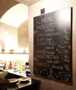 Tabule ve vinném baru Autentista Blackboard art at wine bar