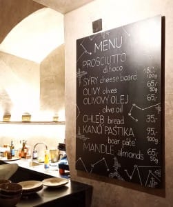 Tabule ve vinném baru Autentista Blackboard art at wine bar