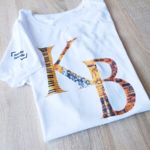 Tričko s příběhem - kaligrafický design pro Paměť národa, dostupné na: https://eshop.pametnaroda.cz/obchod/triko-s-pribehem-kb/