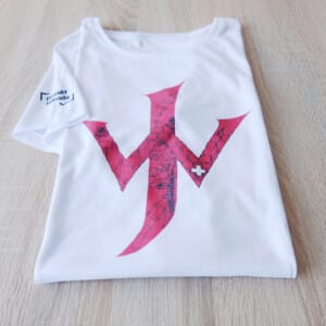 Tričko s příběhem - kaligrafický design pro Paměť národa, dostupné na: https://eshop.pametnaroda.cz/obchod/triko-s-pribehem-jw/