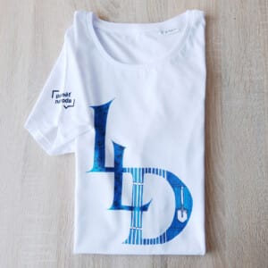 Tričko s příběhem - kaligrafický design pro Paměť národa, dostupné na: https://eshop.pametnaroda.cz/obchod/triko-s-pribehem-lld/