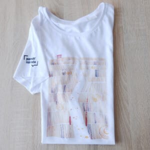 Tričko s příběhem - kaligrafický design pro Paměť národa, dostupné na: https://eshop.pametnaroda.cz/obchod/triko-s-pribehem-zavora-pole/