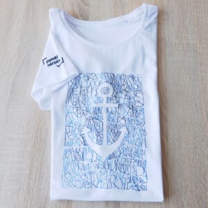 Tričko s příběhem - kaligrafický design pro Paměť národa, dostupné na: https://eshop.pametnaroda.cz/obchod/triko-s-pribehem-kotva/