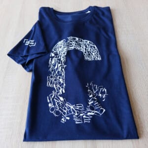 Tričko s příběhem - kaligrafický design pro Paměť národa, dostupné na: https://eshop.pametnaroda.cz/obchod/triko-s-pribehem-holandr/