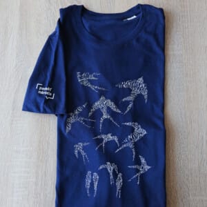 Tričko s příběhem - kaligrafický design pro Paměť národa, dostupné na: https://eshop.pametnaroda.cz/obchod/triko-s-pribehem-vlastovky/