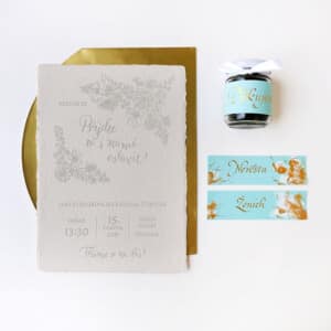Svatební oznámení velikosti A5, vytištěno knihtiskem, svatební jmenovka 4 x 11 cm; etiketa na dárku pro svatebčany