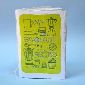 Autorská kuchařka - ilustrace, kaligrafie a jednoduché recepty. Vytištěno knihtiskem v dílně Labora, formát A6, dostupné na: https://labora.ee/shop/more/recipebook/