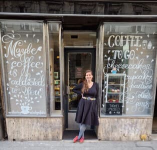 moderní kaligrafie na výlohu kavárny