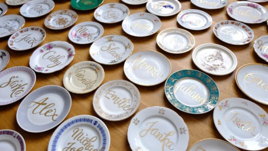 Kaligrafická jmenovka na svatební stůl v podobě talíře