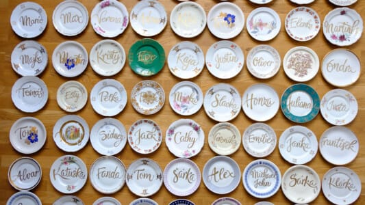 Kaligrafická jmenovka na svatební stůl v podobě talíře