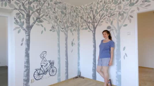 malba lesa a dívky na kole na zeď dětského pokoje