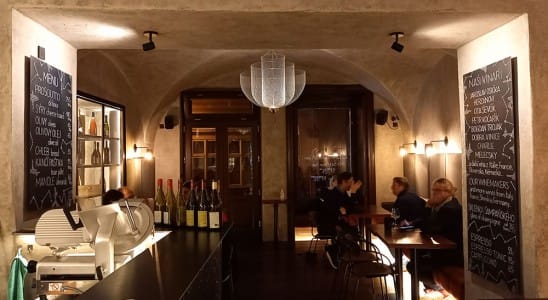 Tabule ve vinném baru Autentista Blackboard art at wine bar