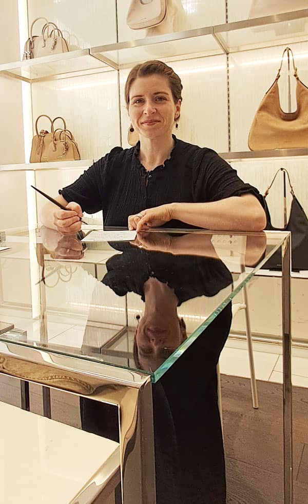 Veronika Vanova VEronika Wuycheck píše kaligrafii pro luxusní značku